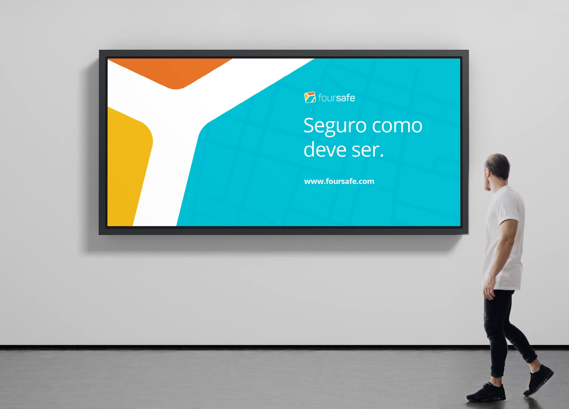 Imagem de arte da marca aplicada em outdoor de metrô para Foursafe